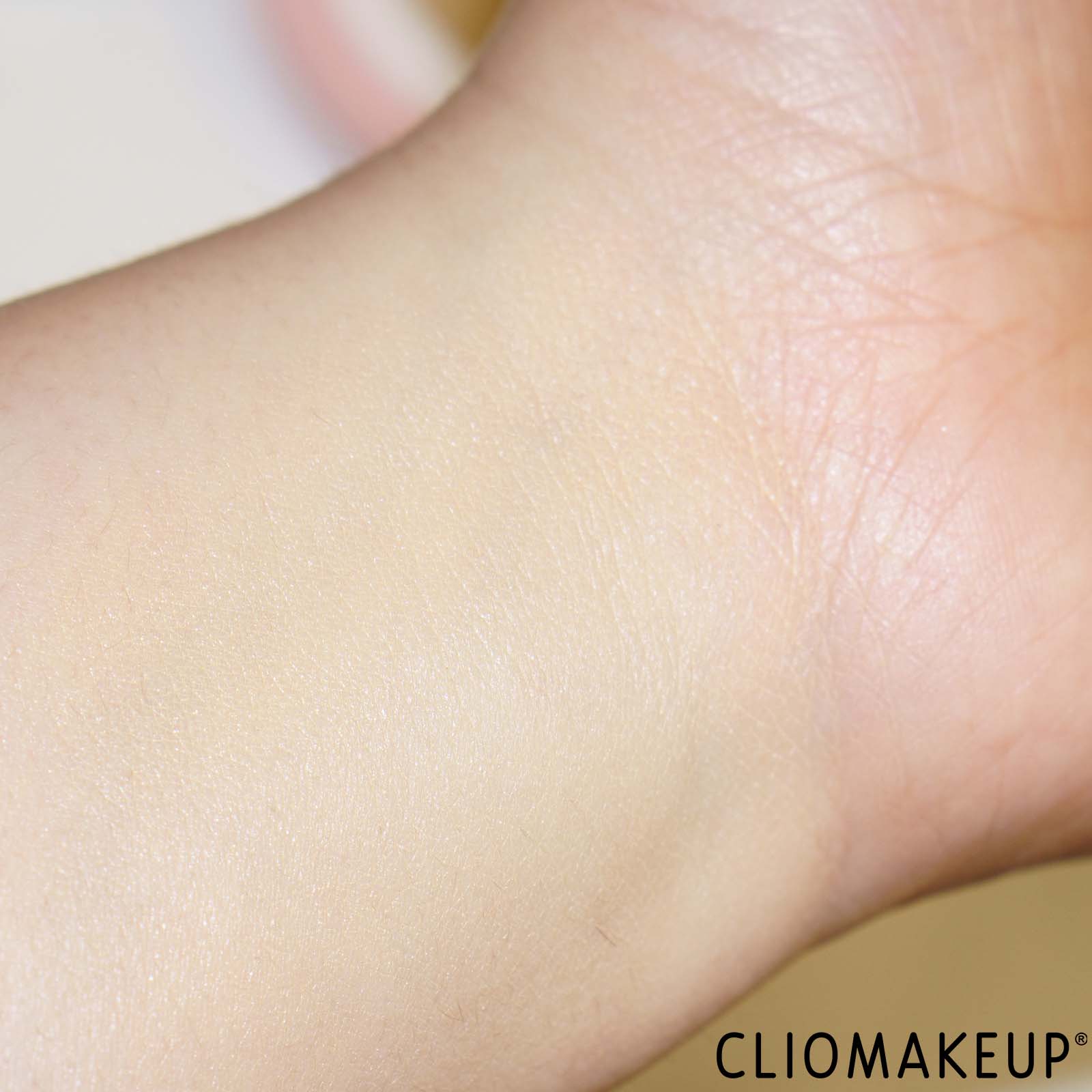 recensione-cliomakeup-fondotinta-essence-cushion-swatch-braccio