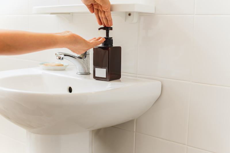 sapone-liquido-o-saponetta-dispenser-mani