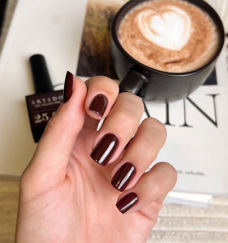 smalto-color-castagna-unghie-quadrate