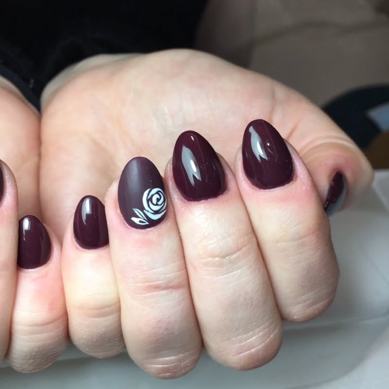 unghie-autunno-2025-semipermanente-burgundy