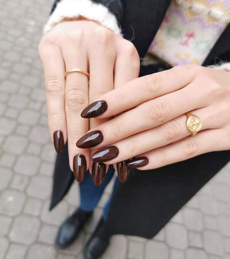 unghie-autunno-2025-semipermanente-marrone