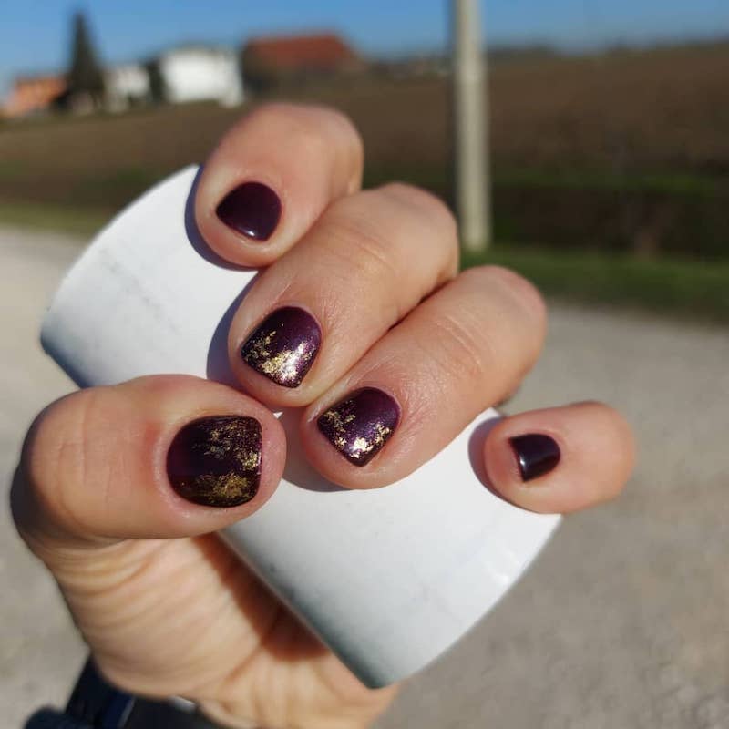 unghie-autunno-2025-semipermanente-melanzana