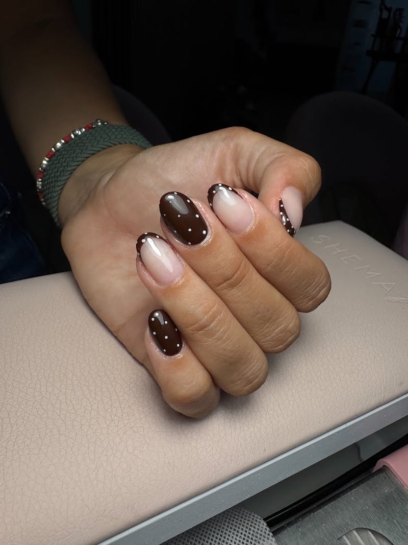 unghie-autunno-2025-semipermanente-pois