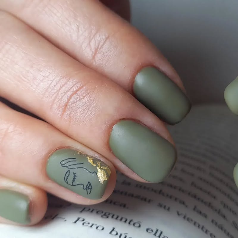 unghie-autunno-2025-semipermanente-verde-oliva