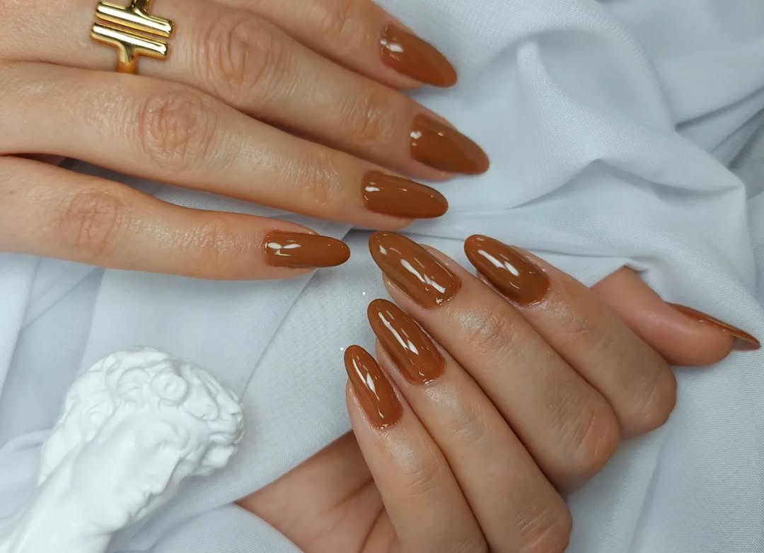unghie-ottobre-2025-caramello