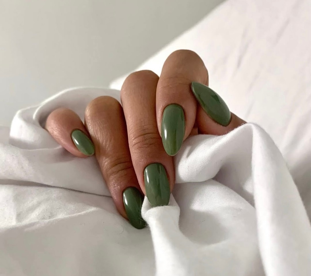 unghie-ottobre-2025-verde-oliva