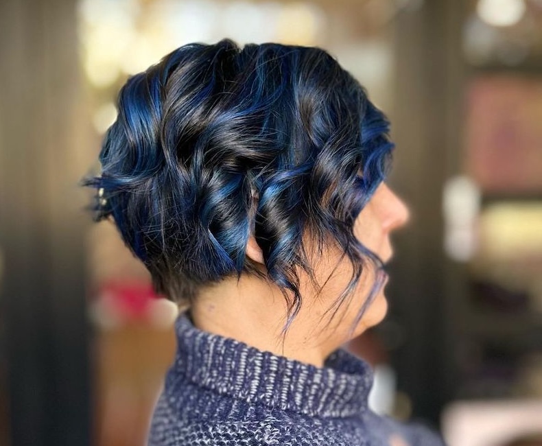 colpi-di-sole-capelli-corti-nero-blu