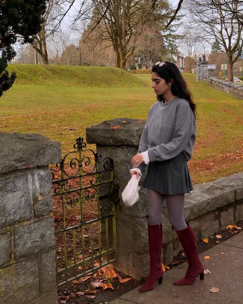 come-abbinare-minigonna-stivali-grigio