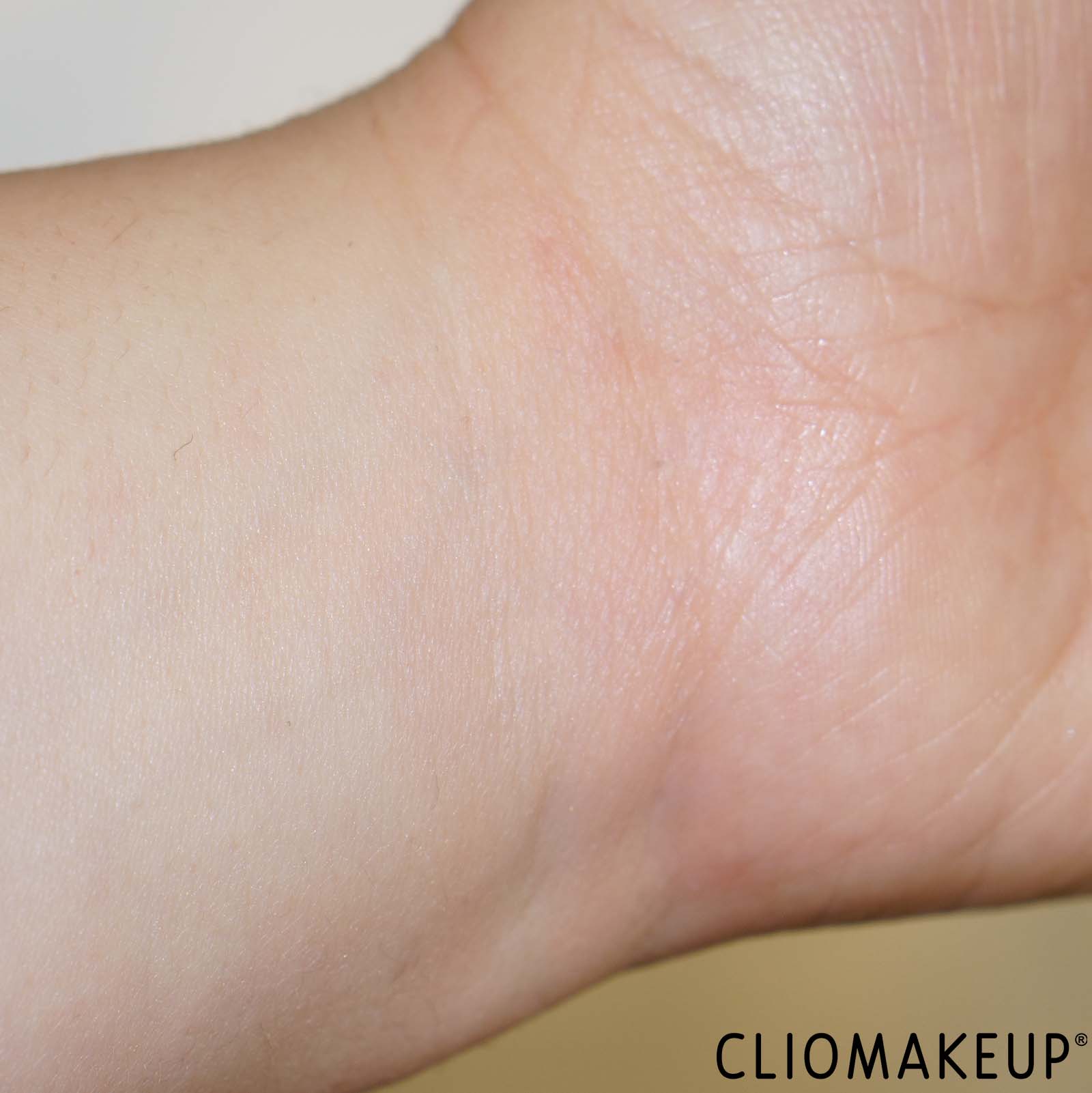 recensione-contorno-occhi-benton-fermentation-eye-cream-swatch-braccio