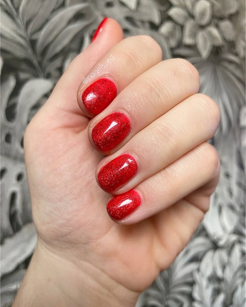 smalto-rosso-glitter-unghie-corte
