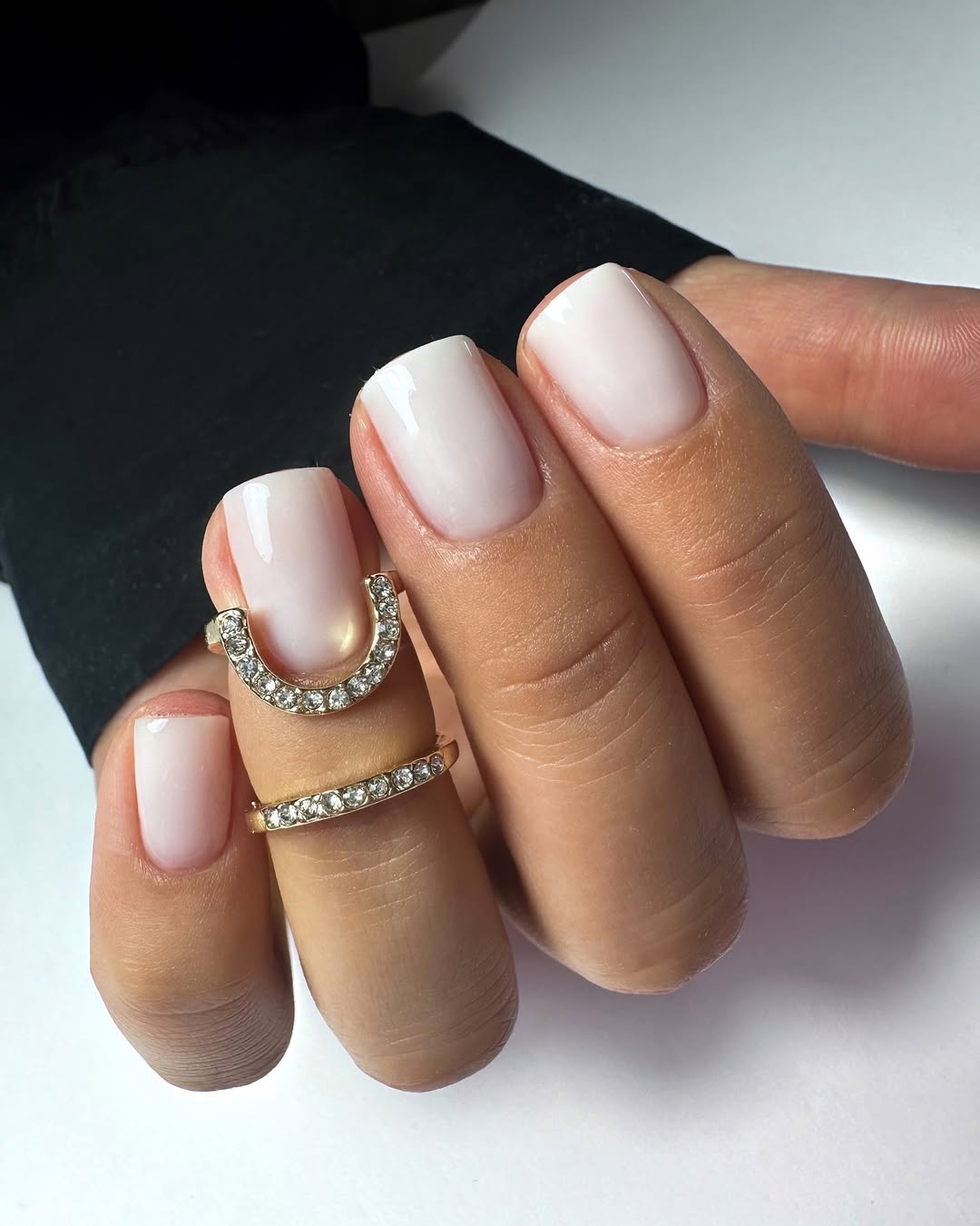 unghie-novembre-bianco-latte