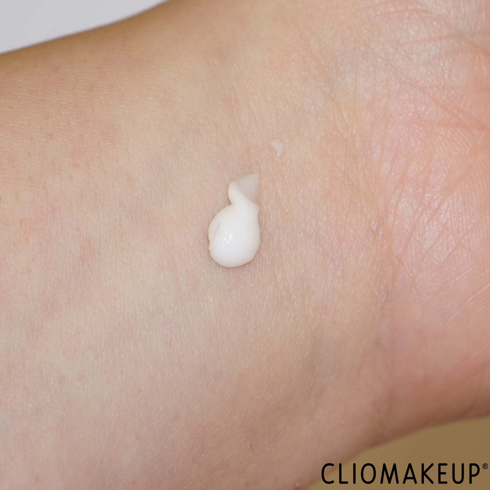 crema-mani-essence-alice-in-wonderland-swatch