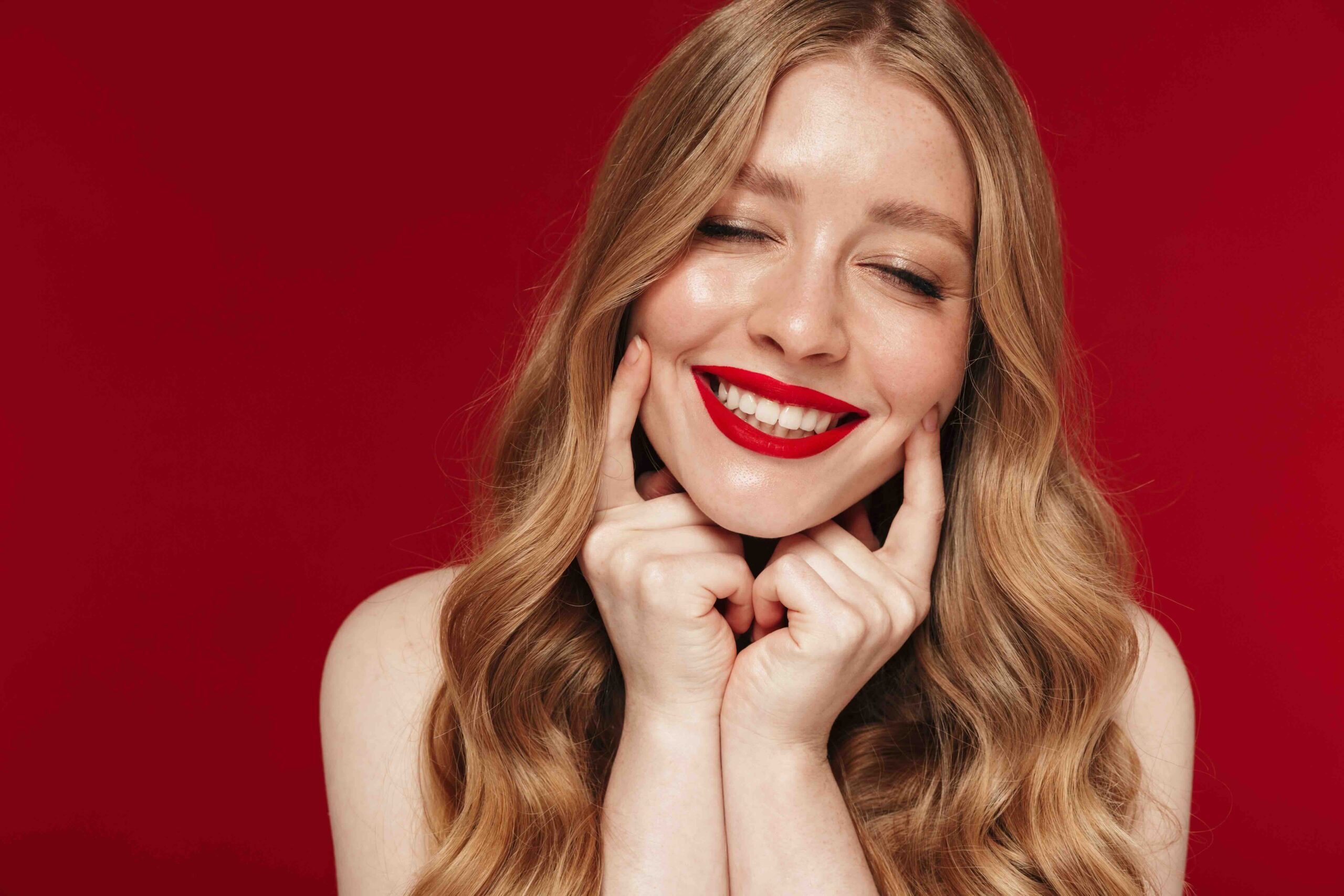 sorriso-donna-rossetto-rosso