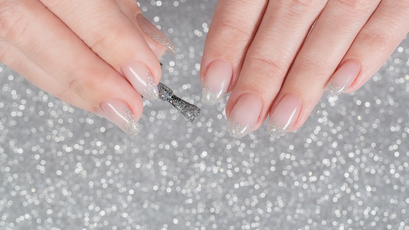 unghie-bianco-latte-brillantini-argento-Andrii Oleksiienko