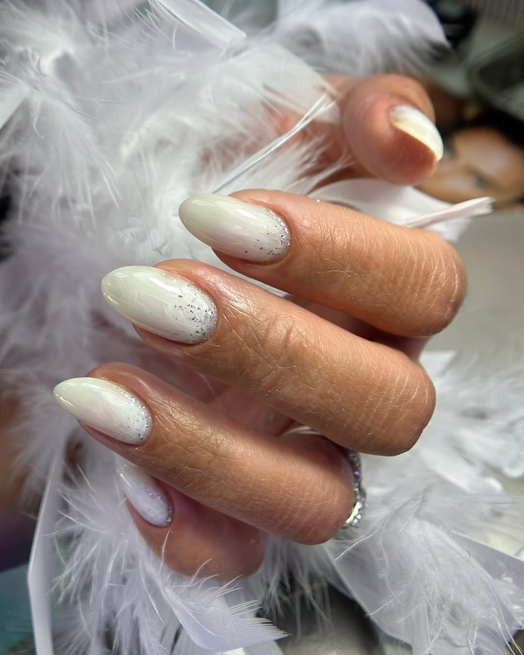 unghie-bianco-latte-brillantini-argento-goldengelnails