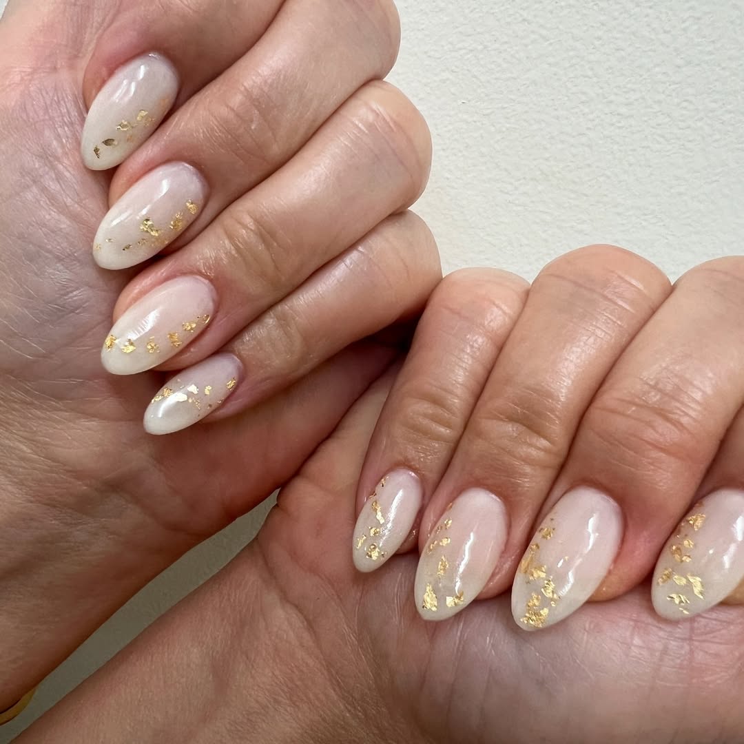 unghie-bianco-latte-brillantini-oro-nilliful