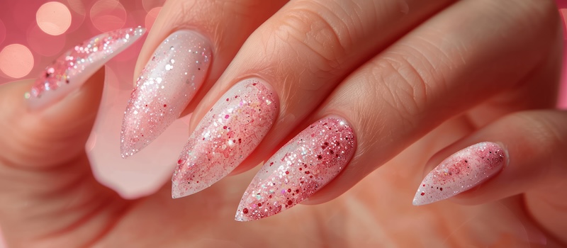 unghie-bianco-latte-brillantini-rosa-FryArt