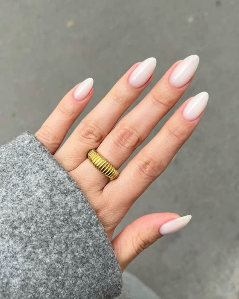 unghie-cloud-dancer-lattiginoso