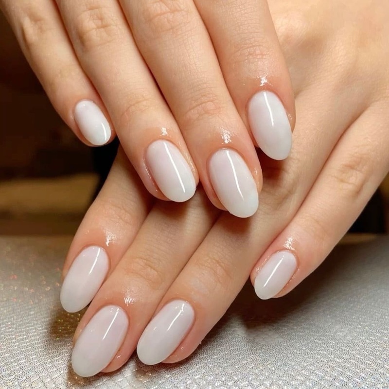 unghie-cloud-dancer-milky-nails
