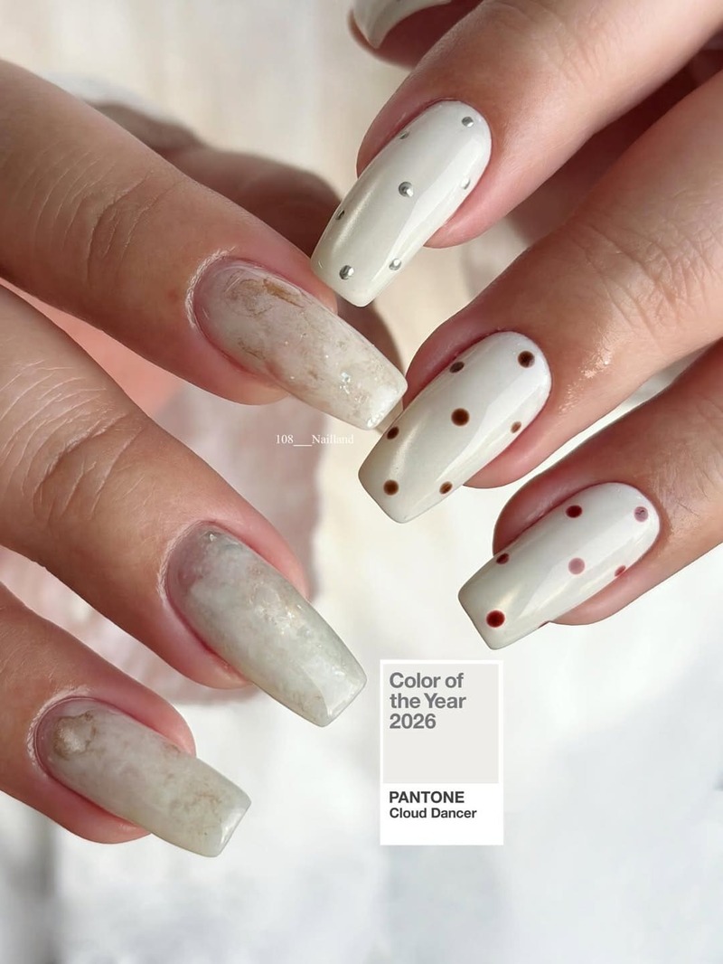 unghie-cloud-dancer-nail-art