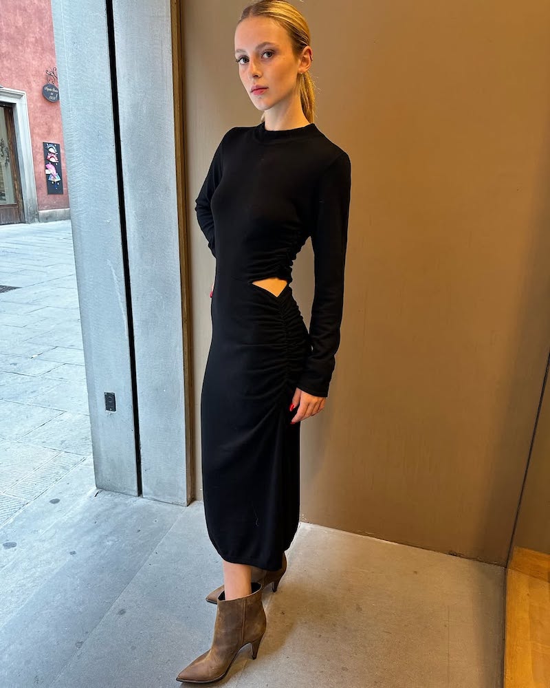 vestiti-neri-stivali