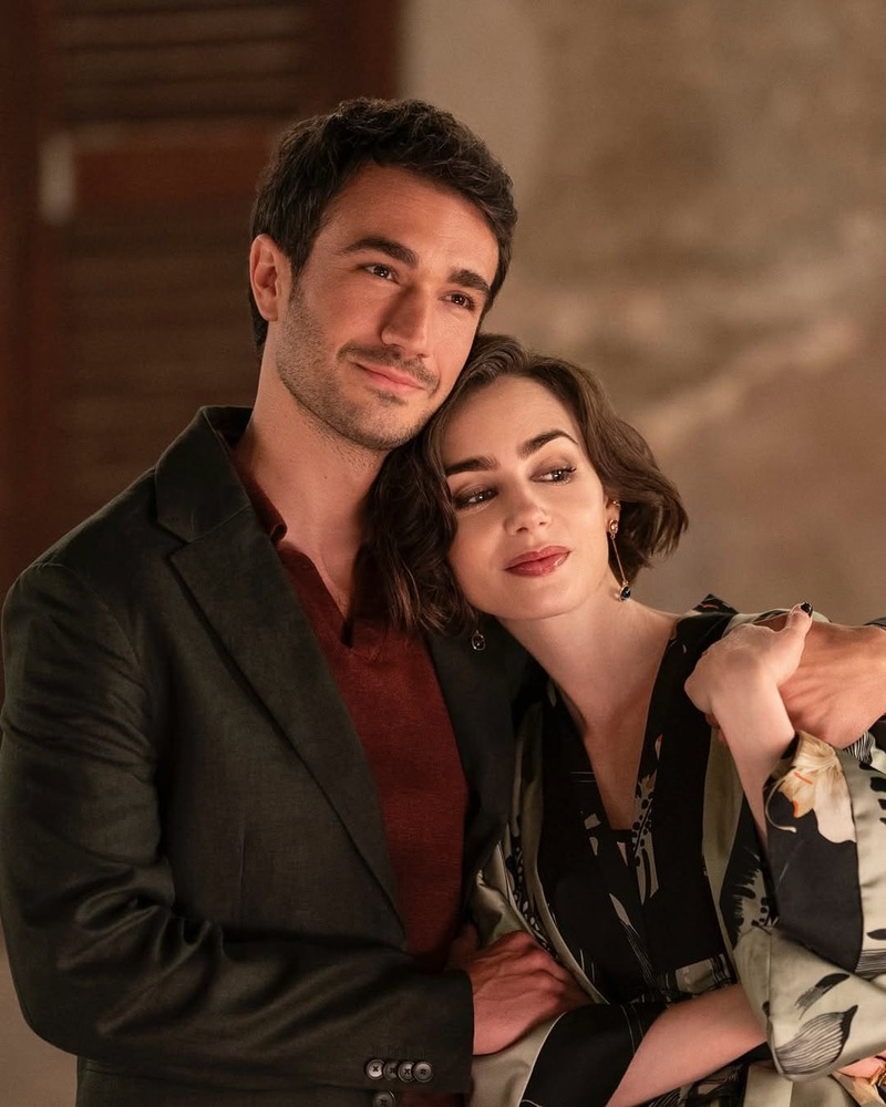 caschetto-alla-emily-in-paris-mosso