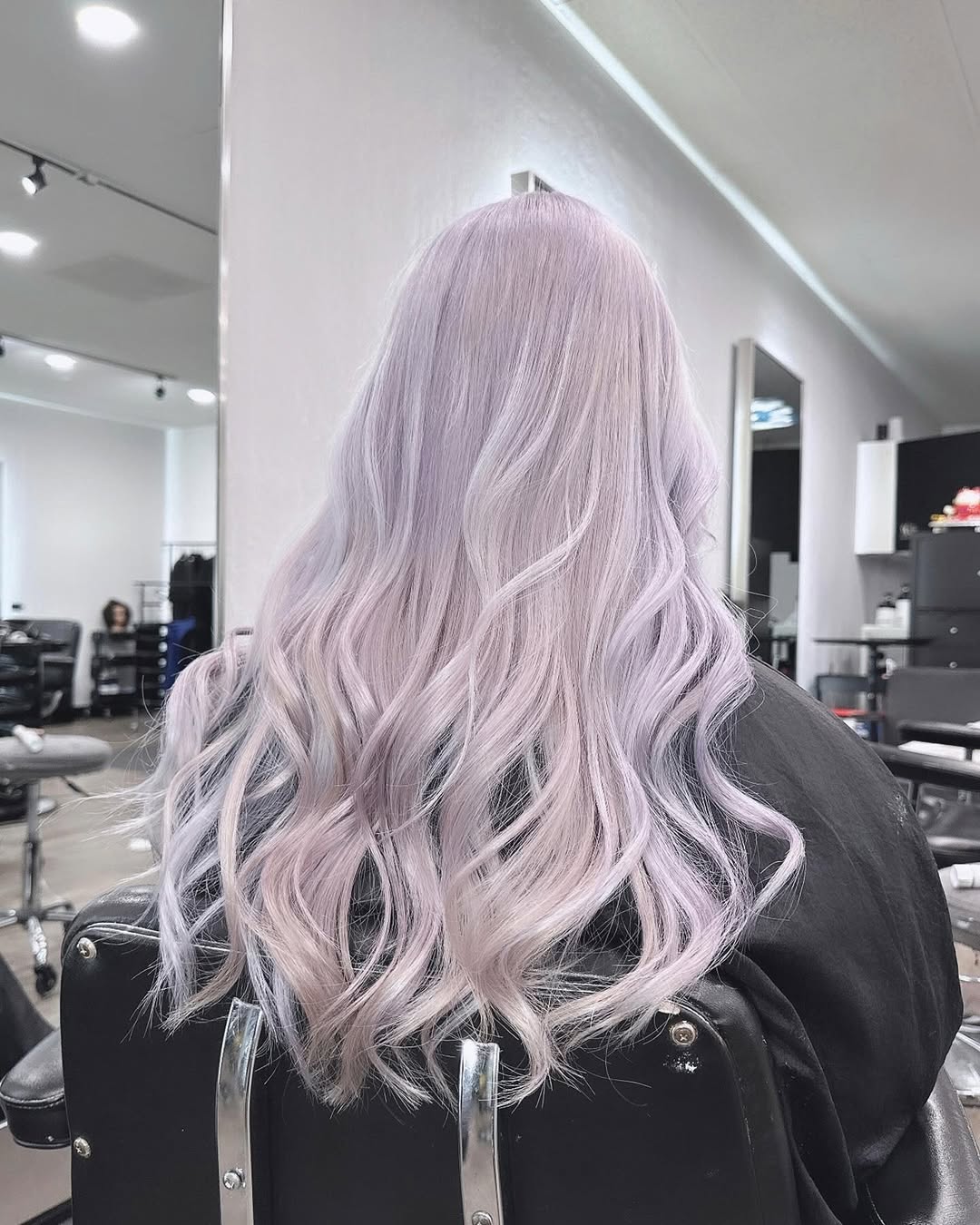 colore-capelli-cloud-dancer-pantone-2026-lilla-iam_zigy