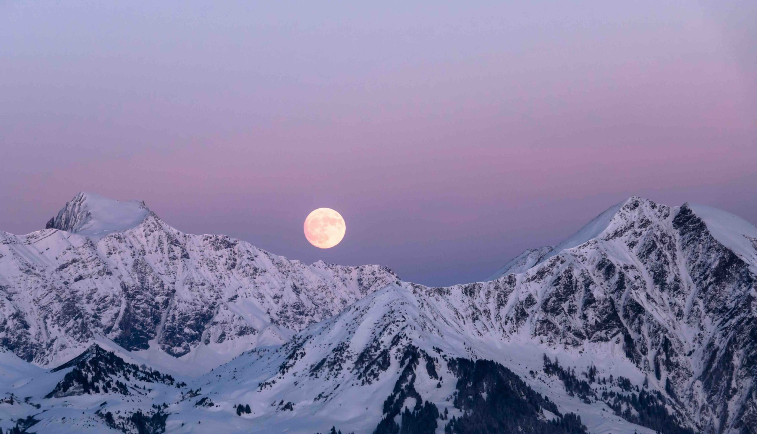 luna-piena-montagne-cielo-rosa-neve