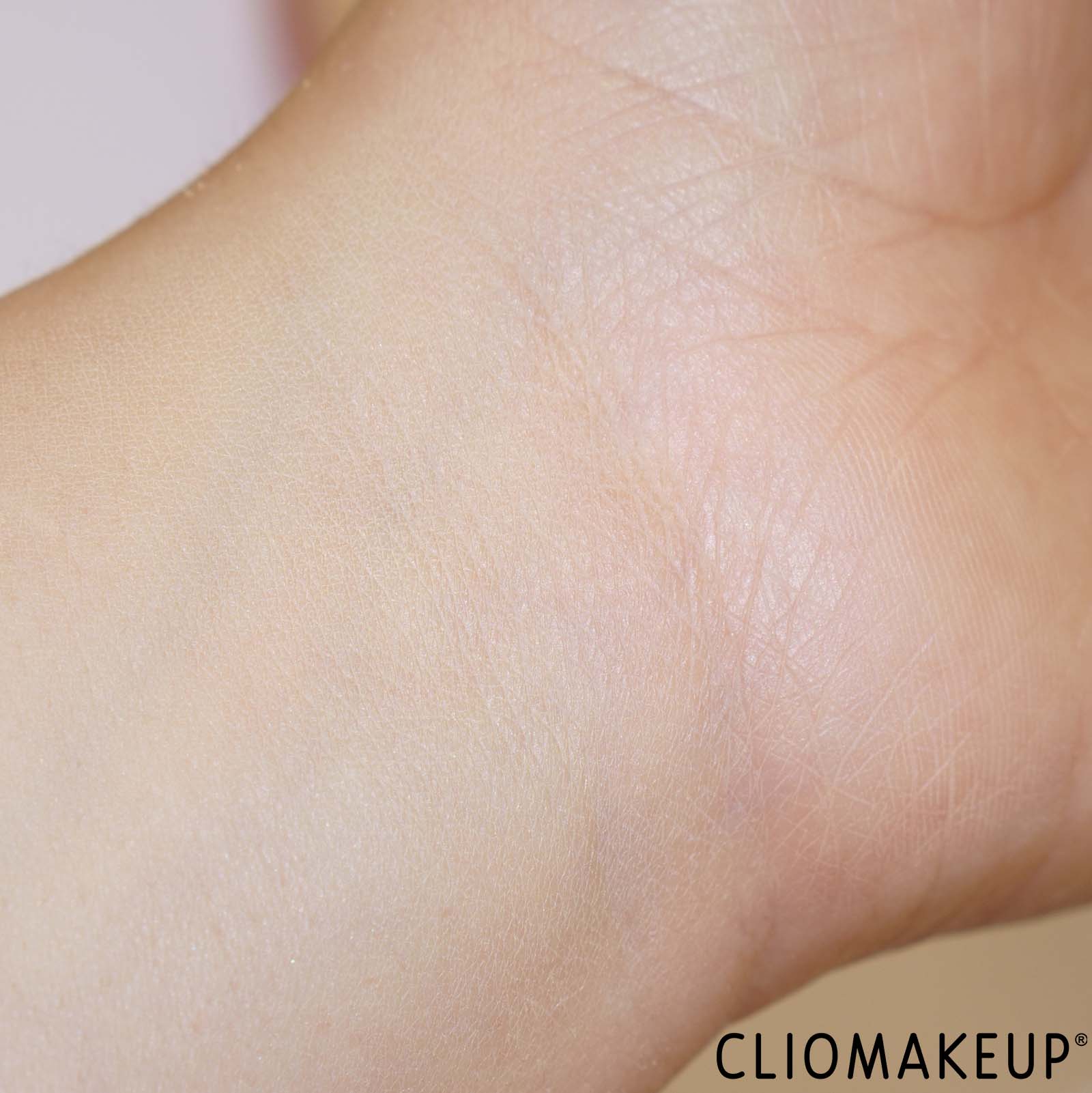 recensione-cipria-benefit-swatch-braccio