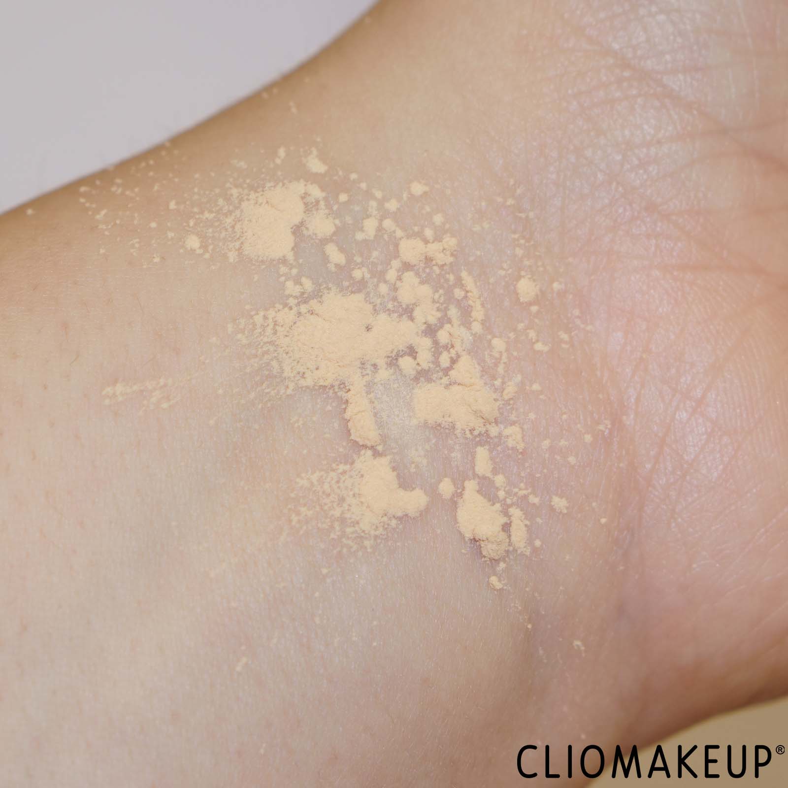 recensione-cipria-benefit-swatch