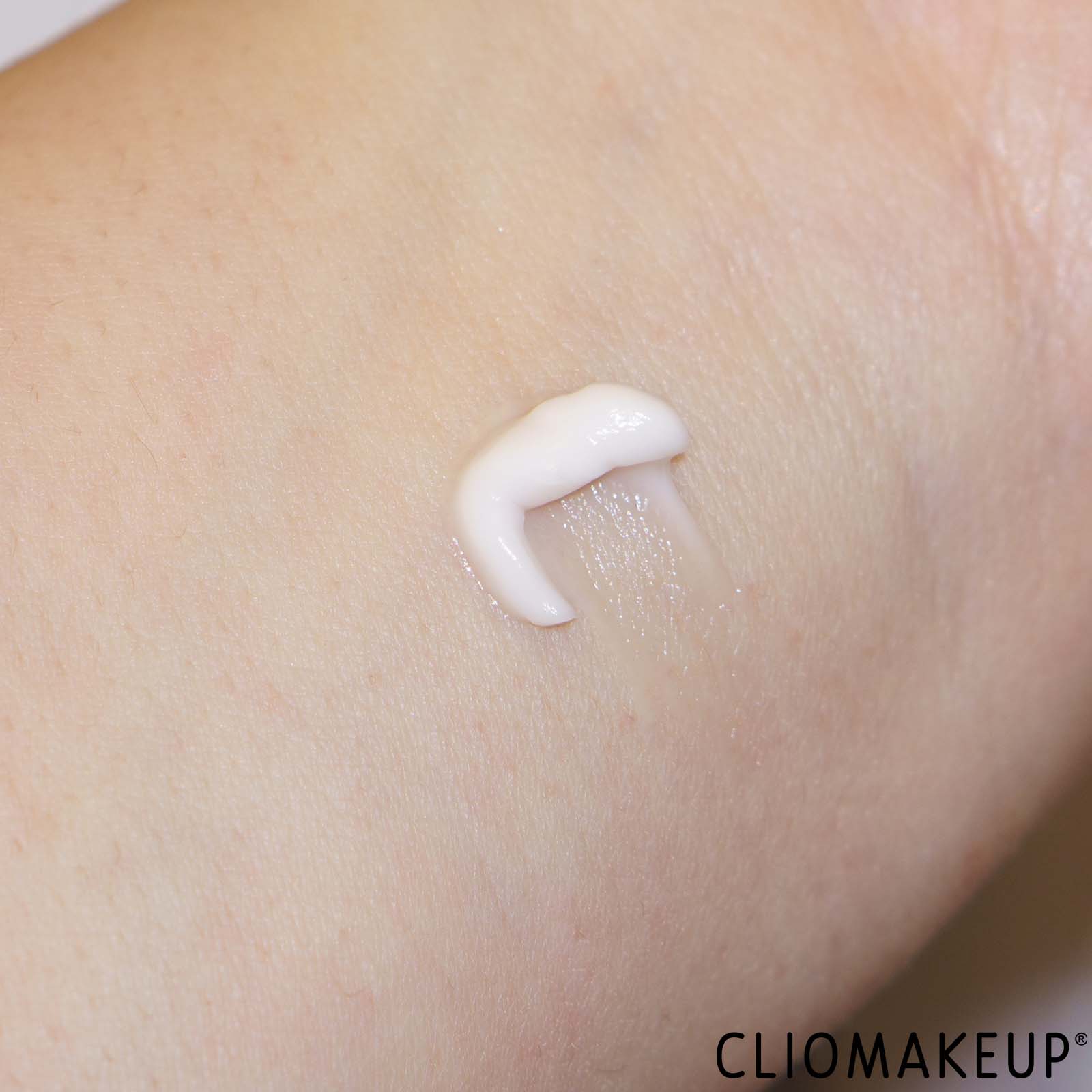 recensione-fenty-skin-crema-notte-swatch