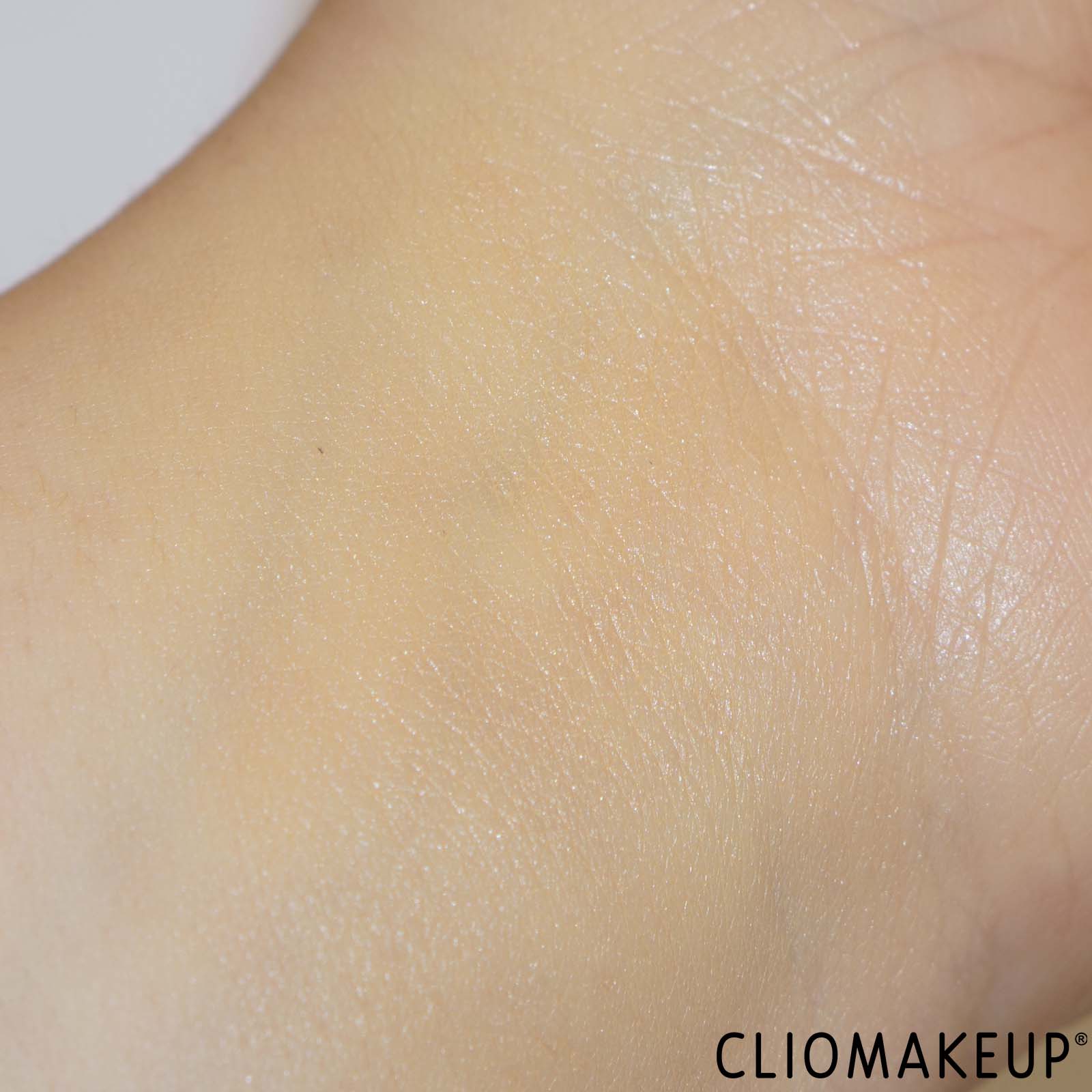 recensione-fondotinta-couvrance-avene-swatch-braccio