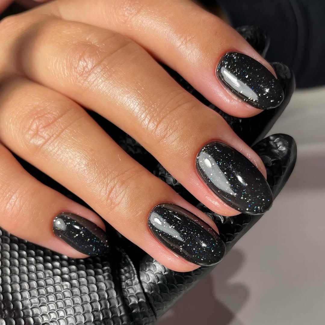 smalto-nero-glitter-lovethenailgarden