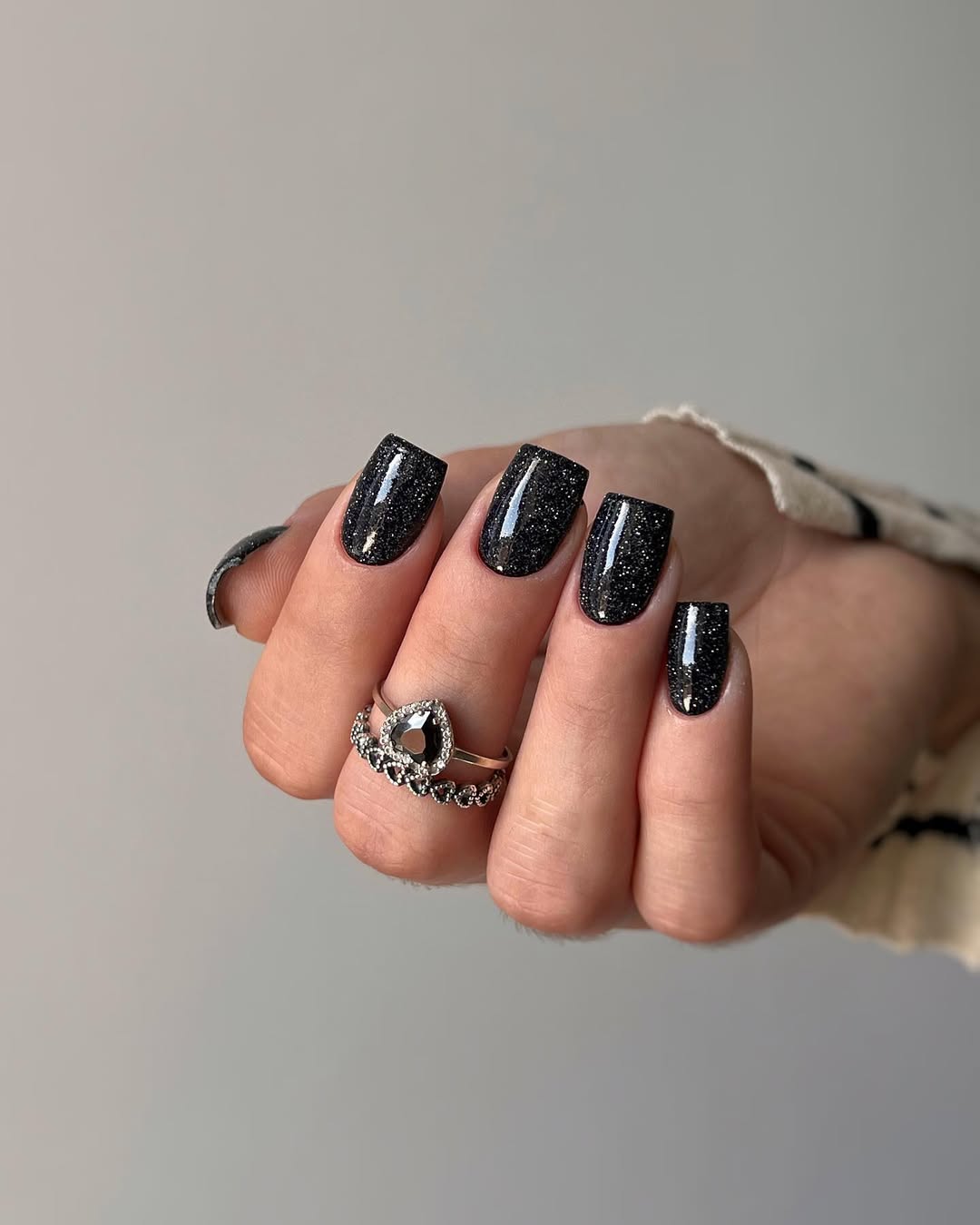 smalto-nero-glitter-unghie-corte-yuliya.ver_nails