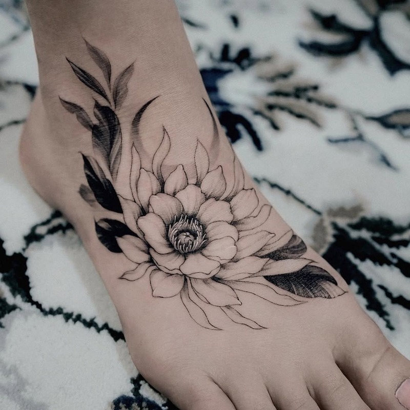 tatuaggi-fiori-piede-bianco-nero