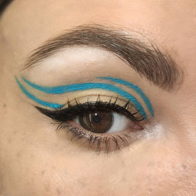 trucco-azzurro-tendenza-trucco-eyeliner-grafico