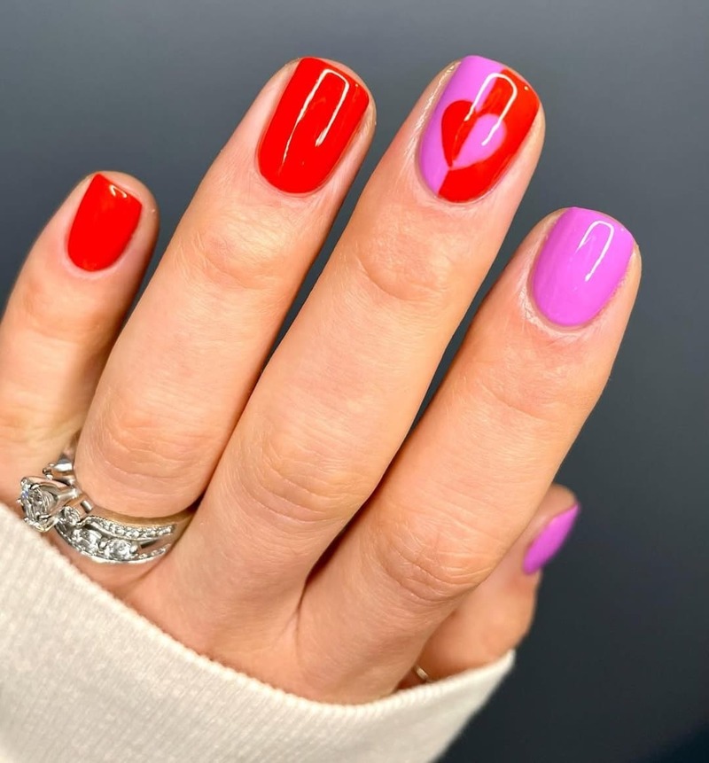 unghie-con-cuori-colorate