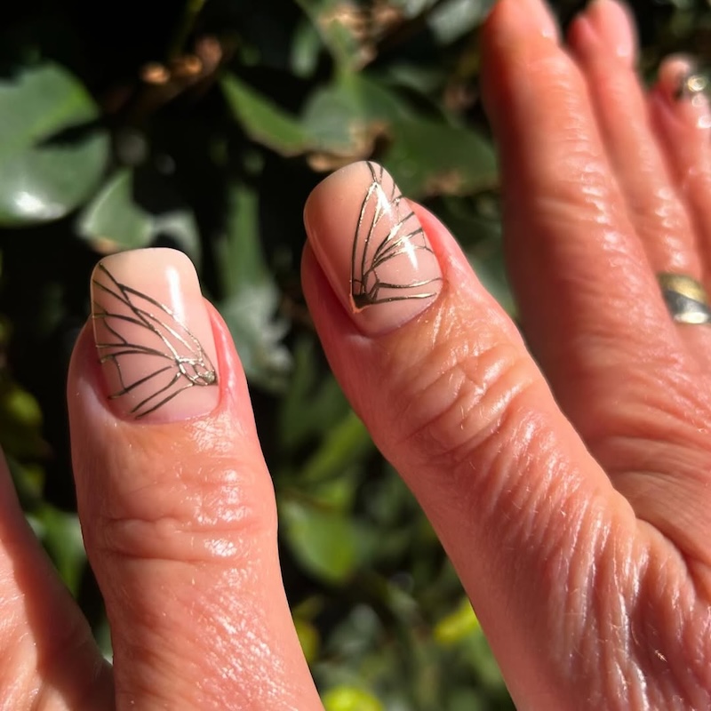 unghie-libellula-stilizzata-oro