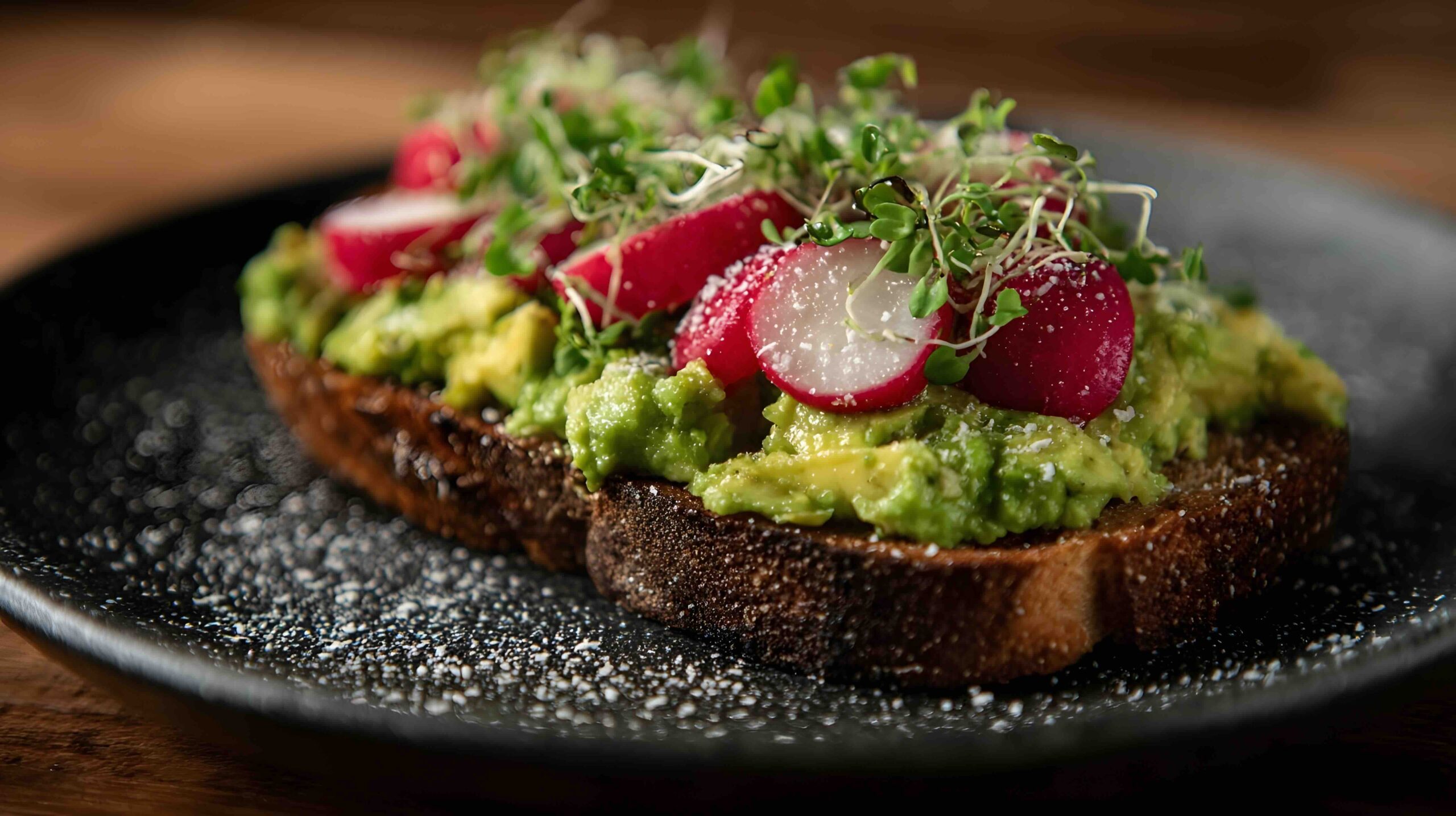 avocado-toast-con-ravanelli
