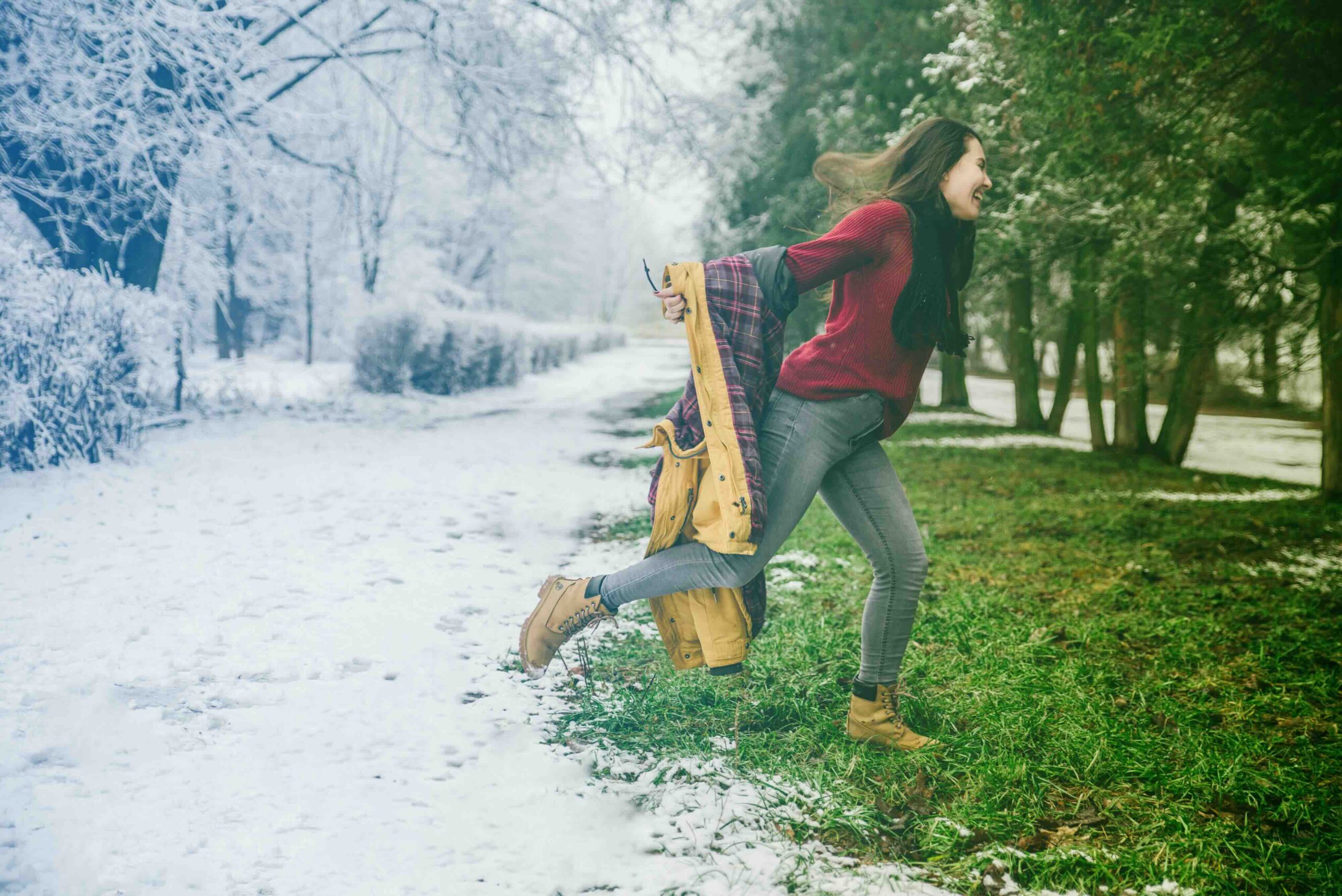 donna-che-salta-da-inverno-a-primavera