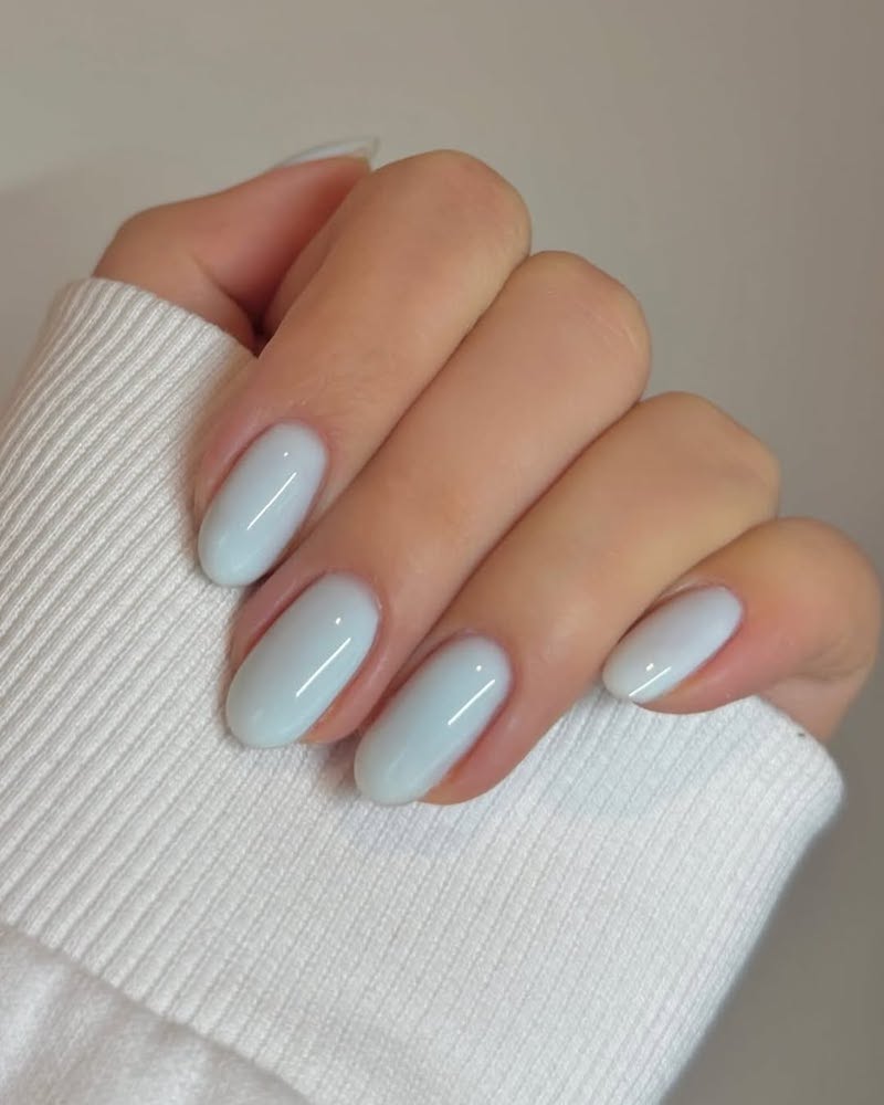 tendenze-unghie-primavera-2026-celeste