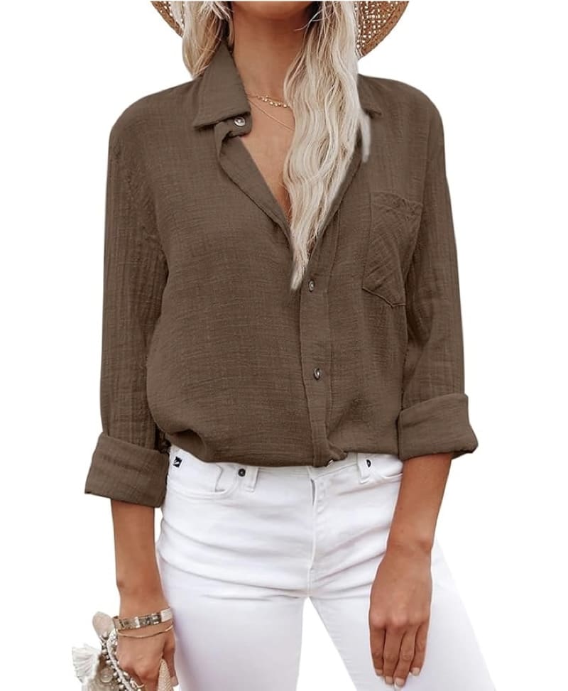 camicia-di-lino-marrone-jeans-bianchi