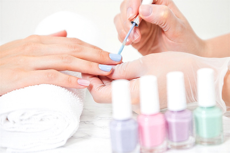 smalto-azzurro-pastello-a-chi-sta-bene