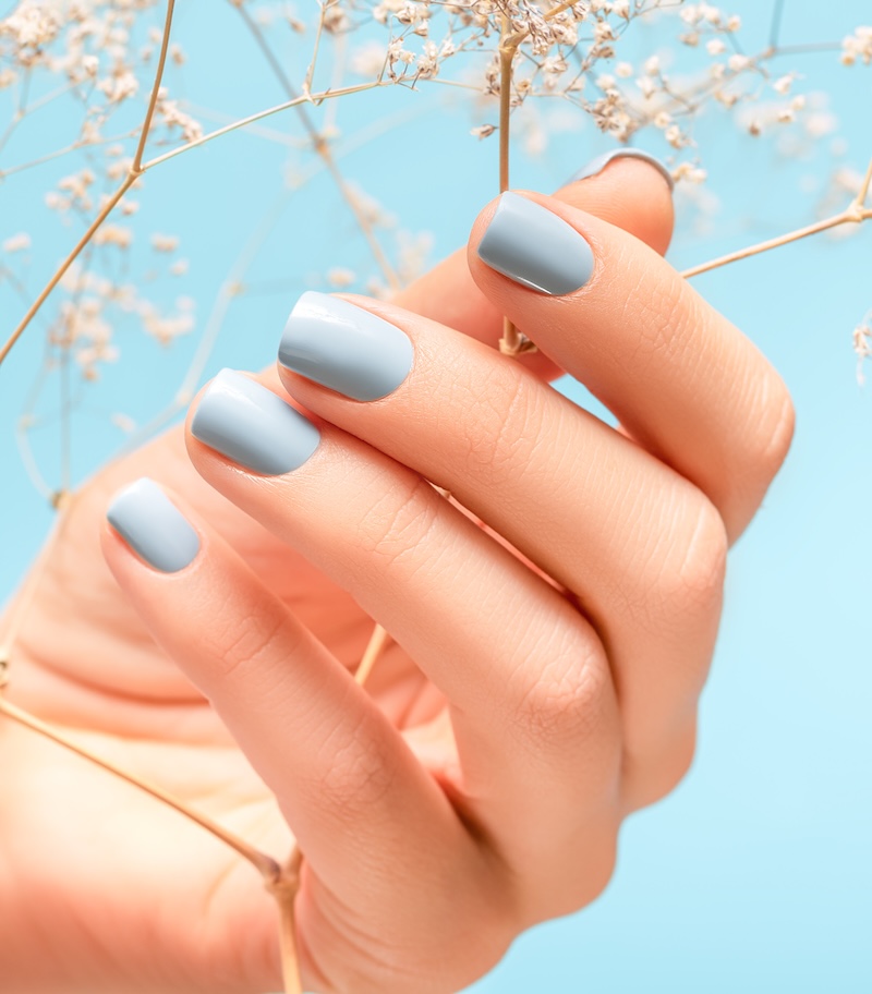 smalto-azzurro-pastello-corte-semplici