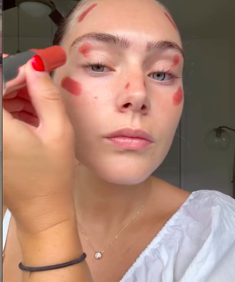 come-applicare-blush-in-stick-rosa