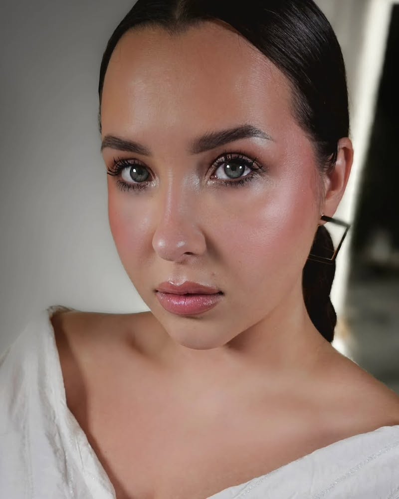 come-applicare-blush-in-stick-scuro
