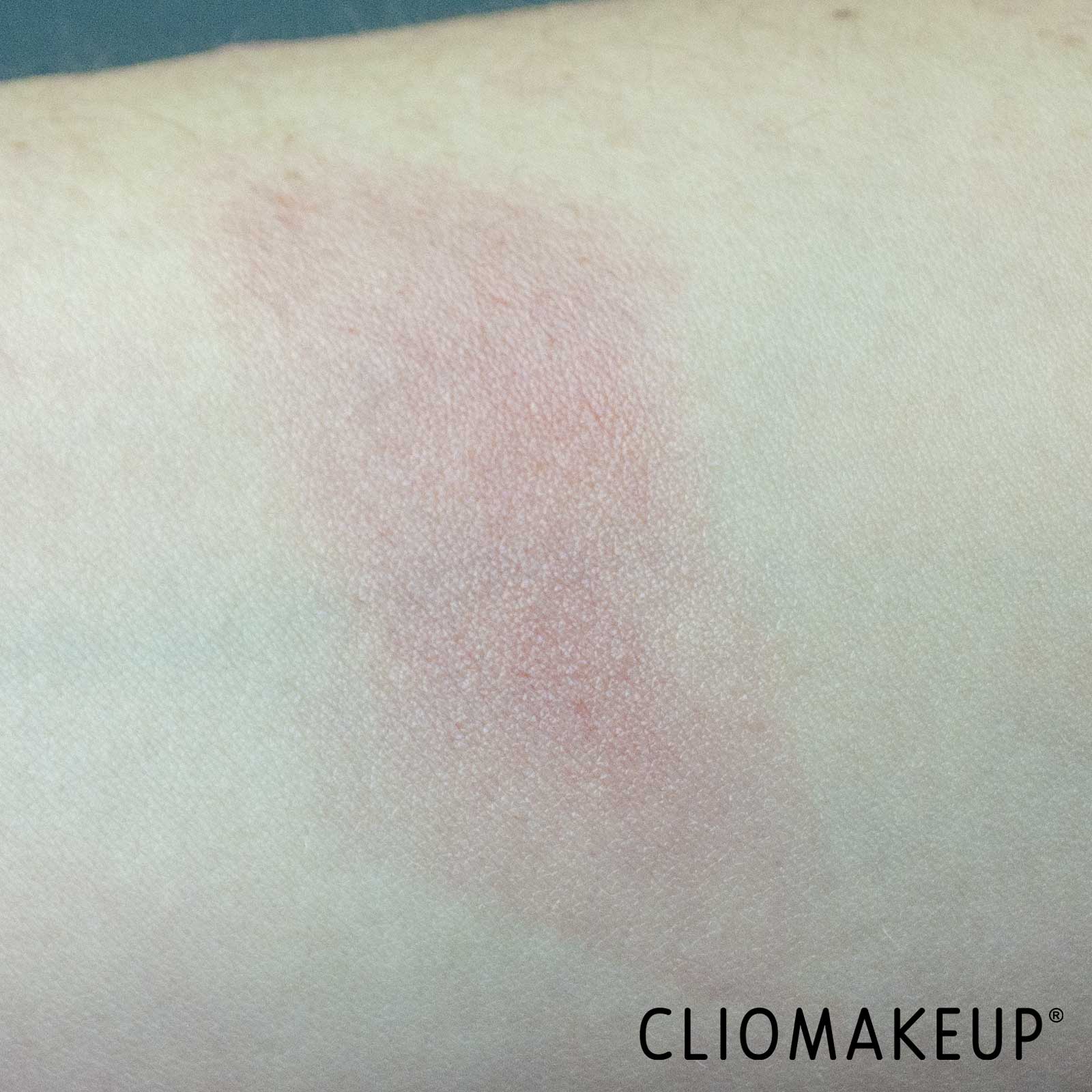 cliomakeup-recensione-balsamo-labbra-burts-bees-rose-tinted-lip-balm-rossetto-swatch