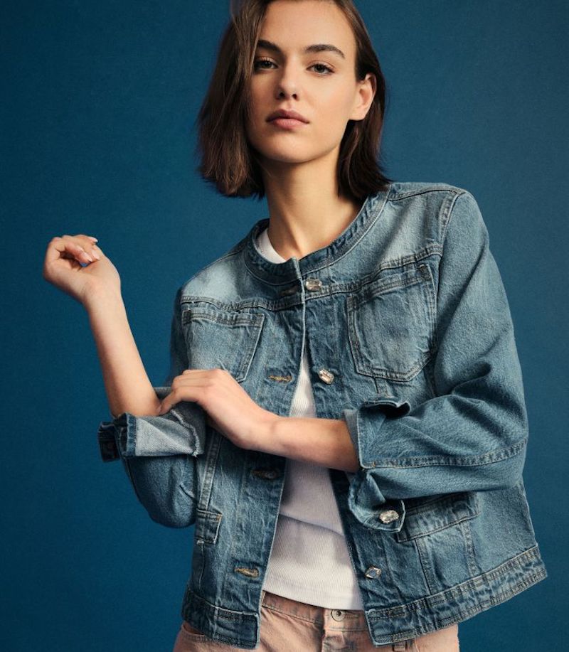 capi-con-bottoni-gioiello-jeans