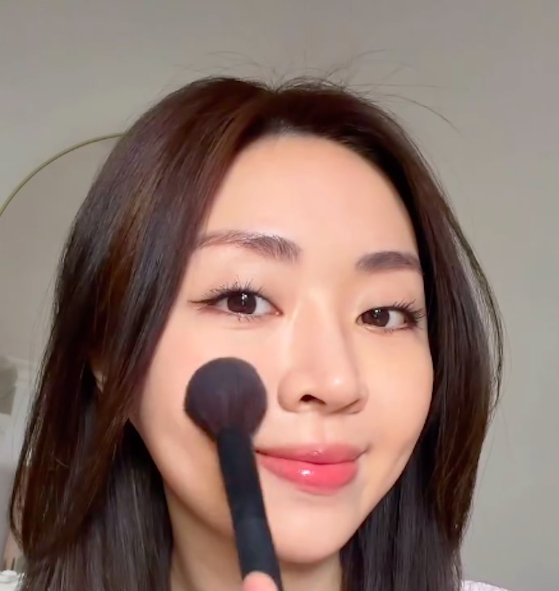 come-mettere-blush-in-base-forma-viso-ovale
