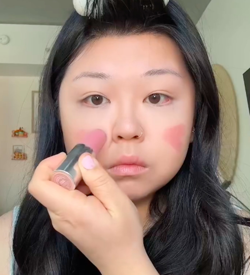 come-mettere-blush-in-base-forma-viso-tondo